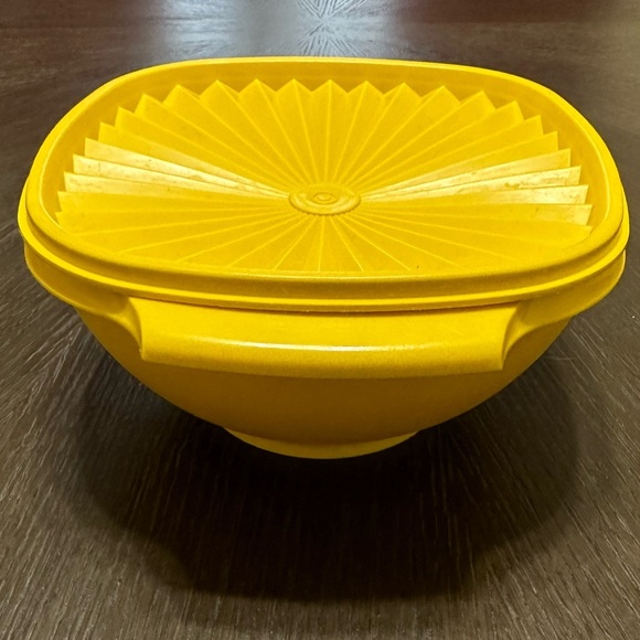 Vintage Tupperware Servalier Square Bowl w/ Lid 836-16 Yellow 8 Cup, 8" × 8" - Picture 2 of 9